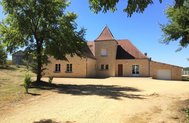 SUPERB SPACIOUS VILLA WITH GATED PRIVATE POOL, GARDEN AND VIEWS CLOSE BY SARLAT