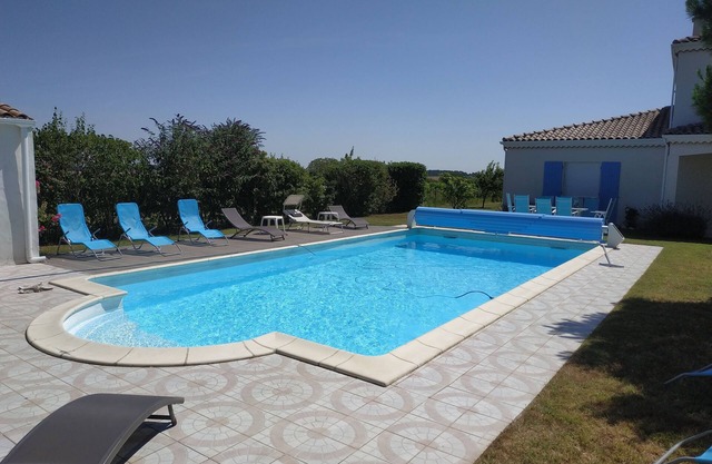 Superb, spacious 12 P villa, large park, swimming pool, poolhouse. Beach nearby.