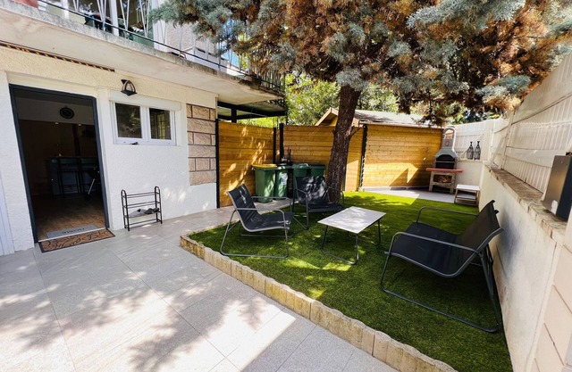 Superb studio with private entrance and garden