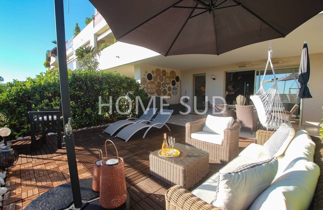 Superb terrace with sea view for your holidays in Cannes!