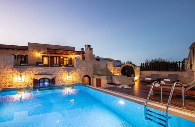 Superb villa Rogdia with heated pool, 2 minutes walking from local amenities
