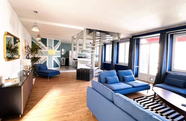 Superbe Loft 160 m2, Pièce de vie 80 m2 Avec 3 Chambres et 2 Salles de Bain