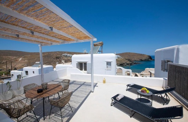 Superior 3 Beachfront Suite Hot tub and Seaview