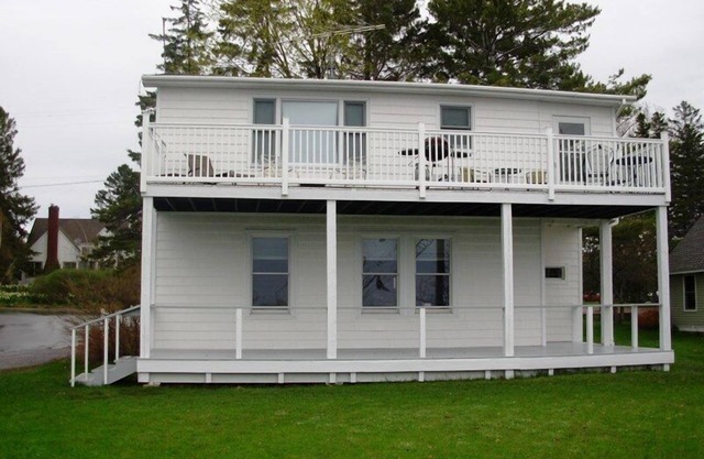 Superior View - 2 Bed/1 Bath Second-floor Apartment overlooking the Ferry Harbor!