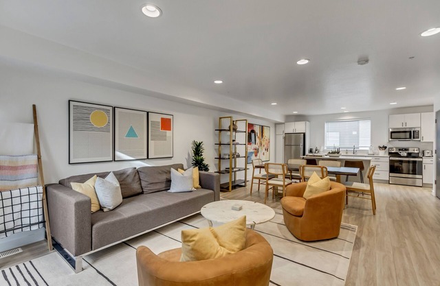Supreme Urban Adventurers' Townhouse 2 Suites/2.5BA +Garagen