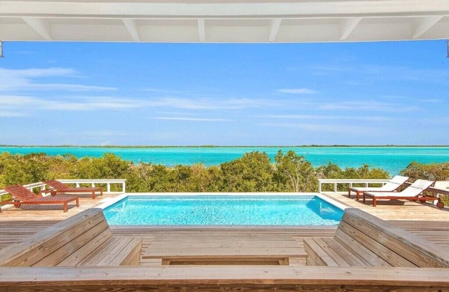 Surf House: 4BR Beachfront w/pool