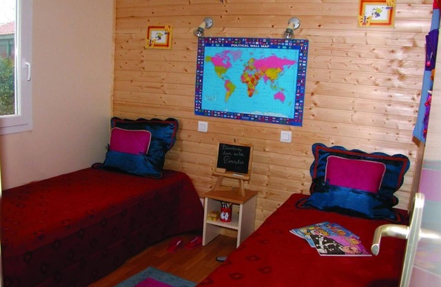 Surface area : about 33 m². Living room with bed-settee. Bedroom with double bed