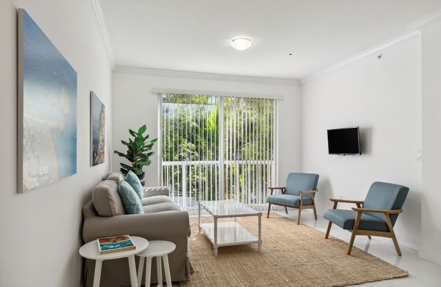 Surfside Retreat: 1BR Work-From-Home Oasis