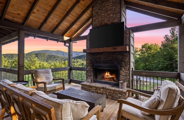 Surreal Views~Outdoor Fireplace Pool Table&Hot Tub