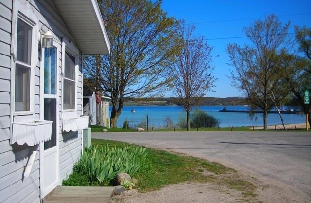 Suttons Bay, in town and steps away from beach - trail, wineries and shopping