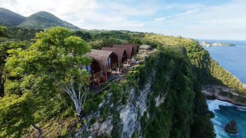 Suwehan Beach Cliff House by BIJAK