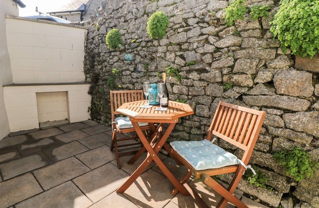 SWALLOW BARN, pet friendly, character holiday cottage in Priestcliffe