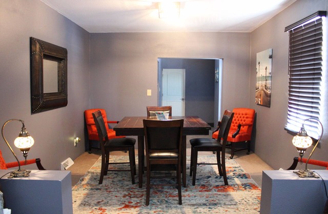 Swanky fun city apartment close to Fast Eddie’s! Minutes from downtown Alton.