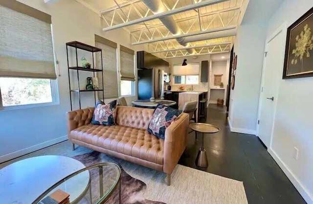 Swanky Retreat - Downtown