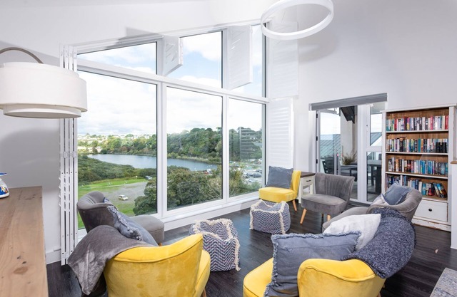 Swanpool View - a house that sleeps 8 guests in 4 bedrooms