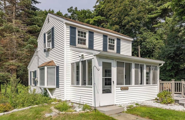 Sweet beach cottage with a short walk to the ocean!