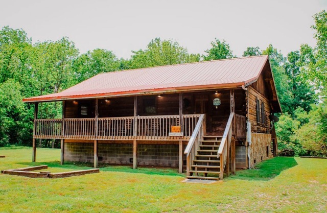 'Sweet Life' *Log Cabin on Cosby Creek with Wifi *No contact check in