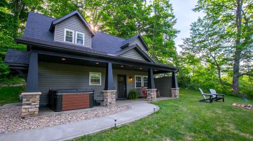 Sweet Private Cabin with Jacuzzi and Fire Pit in Ohio