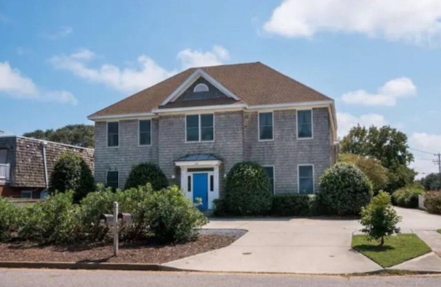 Sweet Virginia Seas- Spacious 4-bedroom house- 2 minute walk to beach