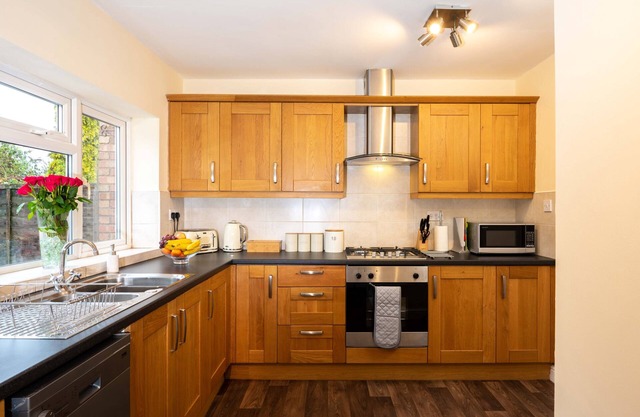 Sweetbriar -Stylish 4-Bed House near Airport, NEC, Resorts World Arena, Solihull