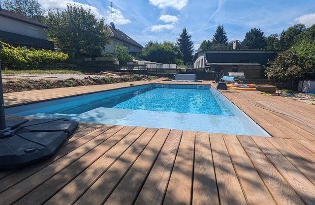 Swimming pool, jacuzzi, terrace and games for young and old, 5km from Switzerland!