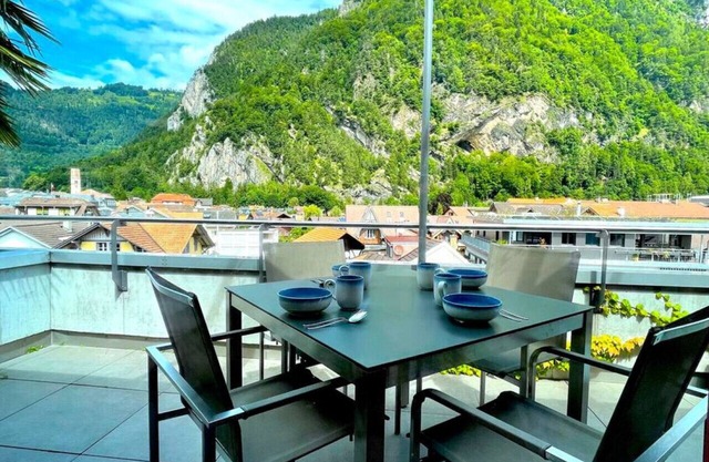 SwissHut Penthouse 10min Interlaken West Station - Apart. Blume 2