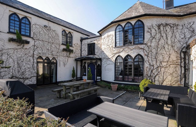 SYCAMORE APARTMENT, pet friendly, character holiday cottage in Lifton