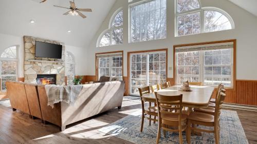 Sycamore Cove by AvantStay Hot Tub Game Rooms