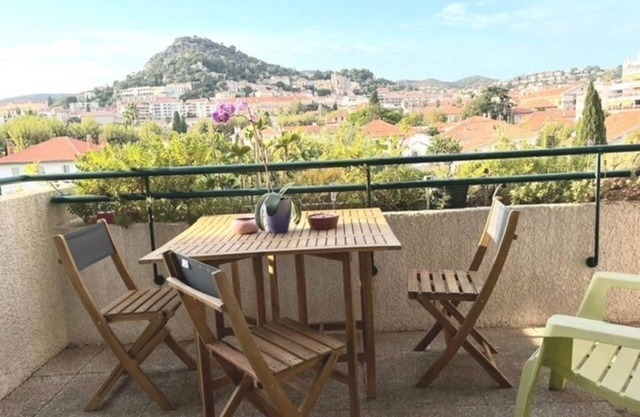 T2, 4 pers max, near downtown with view, terrace and private parking