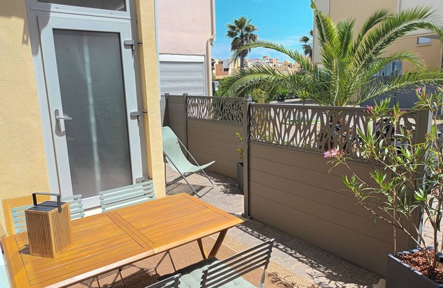 T2 apartment (2 pers) 42 m², ground floor, terrace, air-conditioned, internet access