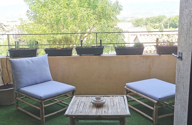 T2 apartment at the foot of the Luberon