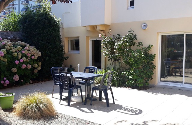 T2 apartment 20m from the beach on the ground floor of a house with garden