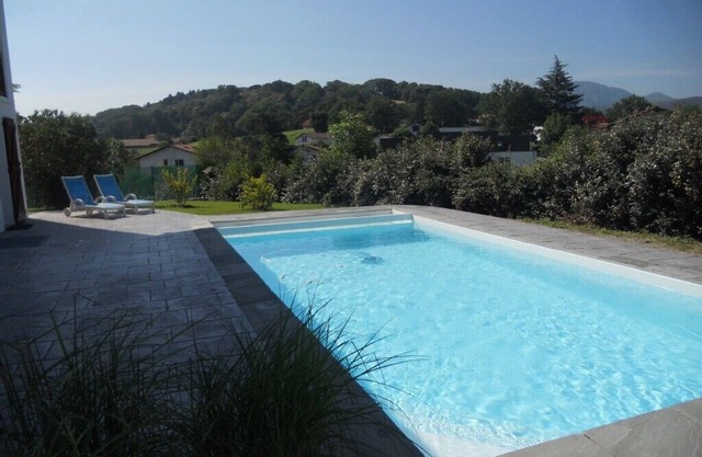 T2 apartment with pool access