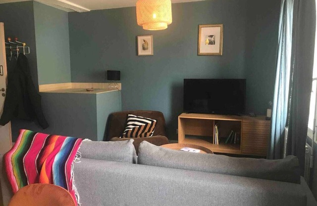 T2 apartment with vintage Gare decor