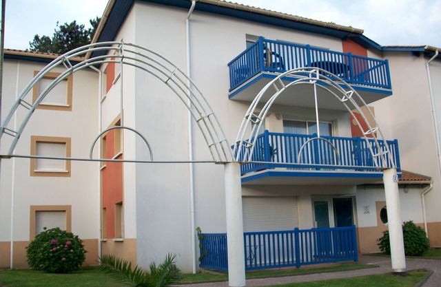 T2 IN A QUIET RESIDENCE ON THE EDGE OF THE FOREST, 5 MINUTES FROM THE BEACH