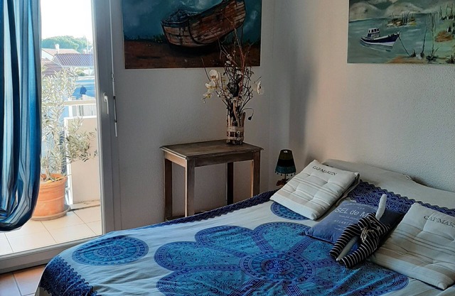 T2 La Hume near port and beach. Bordeaux/Arcachon TER station 100 m'away.