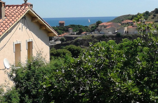 T2, sea view and parking.
