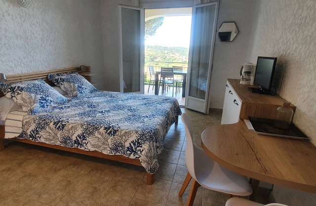 T2 with splendid sea view over the Gulf of Ajaccio and 400m from the beach.