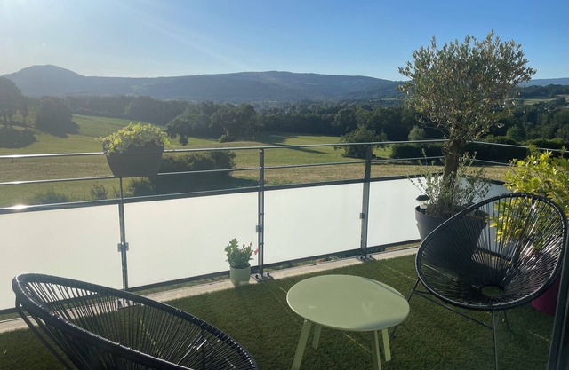 T4 with large terrace and view of nature and mountains, quiet, in Annecy le Vieux