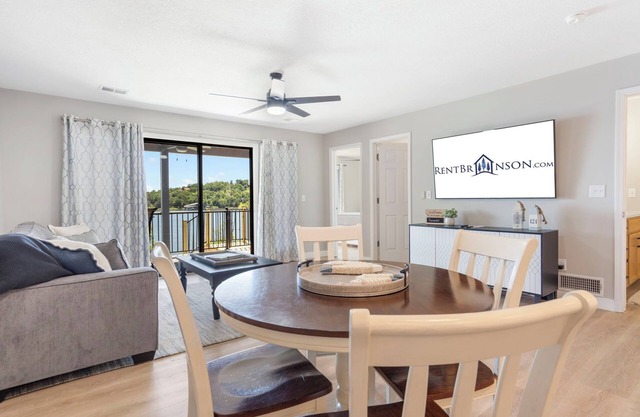 Table Rock Shoreline Steps Away, Newly Renovated Condo, Community Pool!