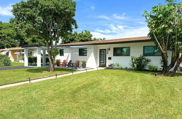 TahAri Vista ~ Refined & Renovated 4BR w/patio