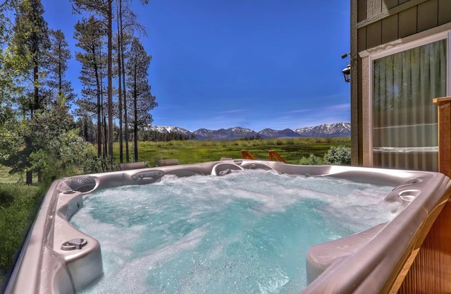 Tahoe Retreat on the Meadow-Hot Tub, Views, A/C