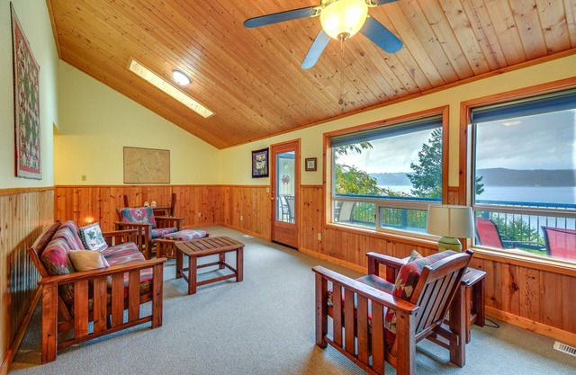 Tahuya Cabin: Hood Canal + Olympic Mountain Views!