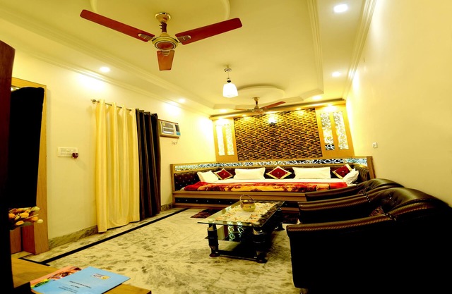 TAJ SQUARE HOMESTAY