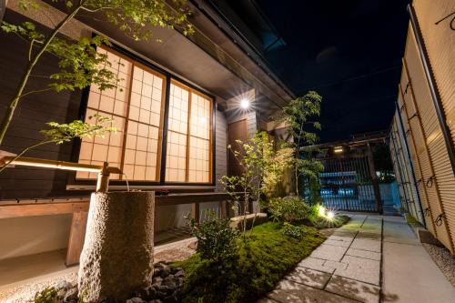 Takayama Showa no yado-A Modern Japanese-style villa with garden, excellent location