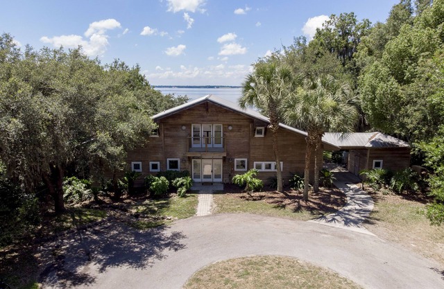 Take a look at beautiful Cedar Lodge on Lake Weir!n