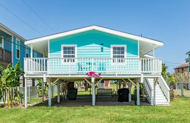 Take Fido to the Beach! Close to Galveston Amenities!