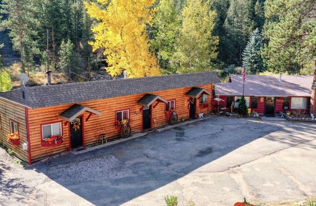 Take it EZ private cabin overlooking the river with hot tub 5 min to Estespark !