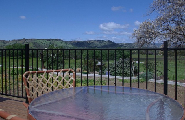 Talahi Ranch Retreat, king bed, 2 twins, 48" TV, sofa, tables, chairs, kitchen