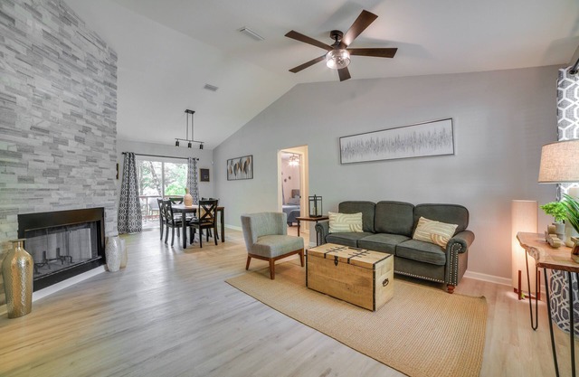 Tallahassee Home w/Private Deck: 4 Mi to Downtown